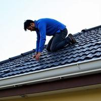 上联：铁匠打铁铁碰铁；
下联：瓦工扣瓦瓦压瓦。