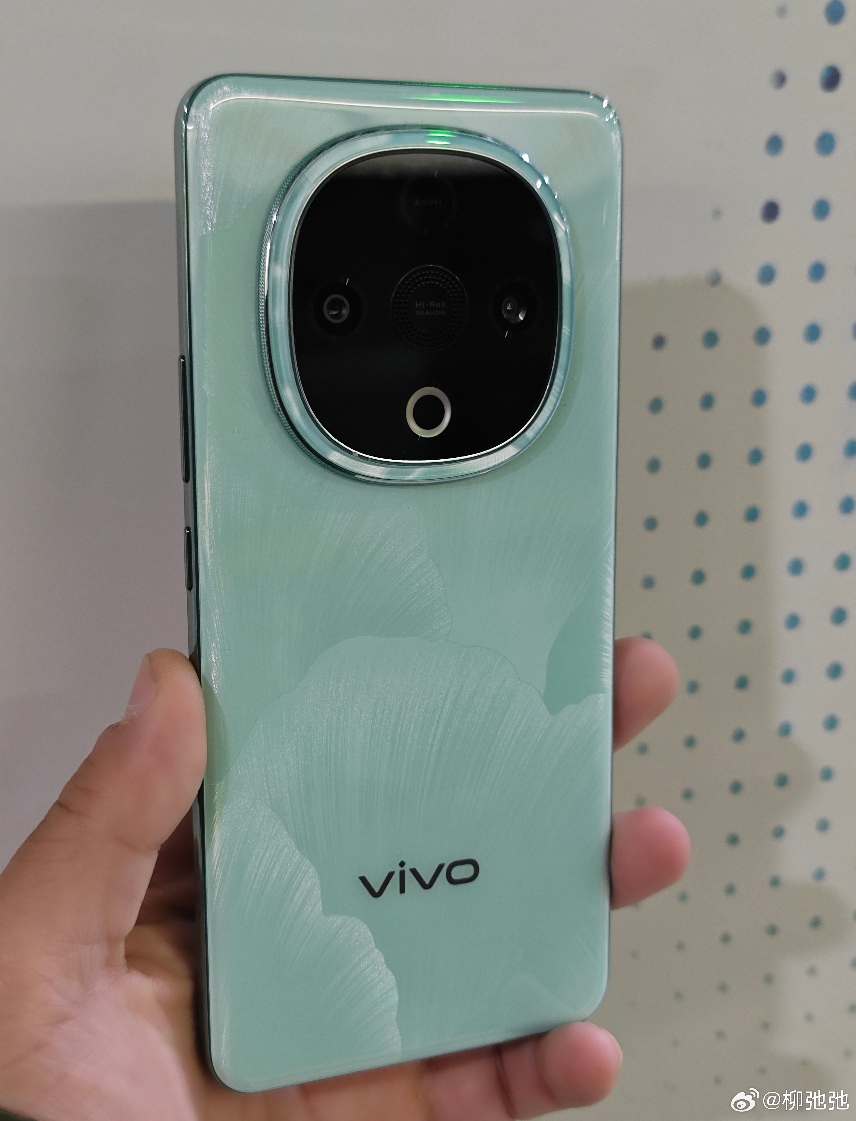vivo Y300的后盖特殊雕琢设计摸起来手感细腻不粘指纹，拿在远处看着有种翡翠