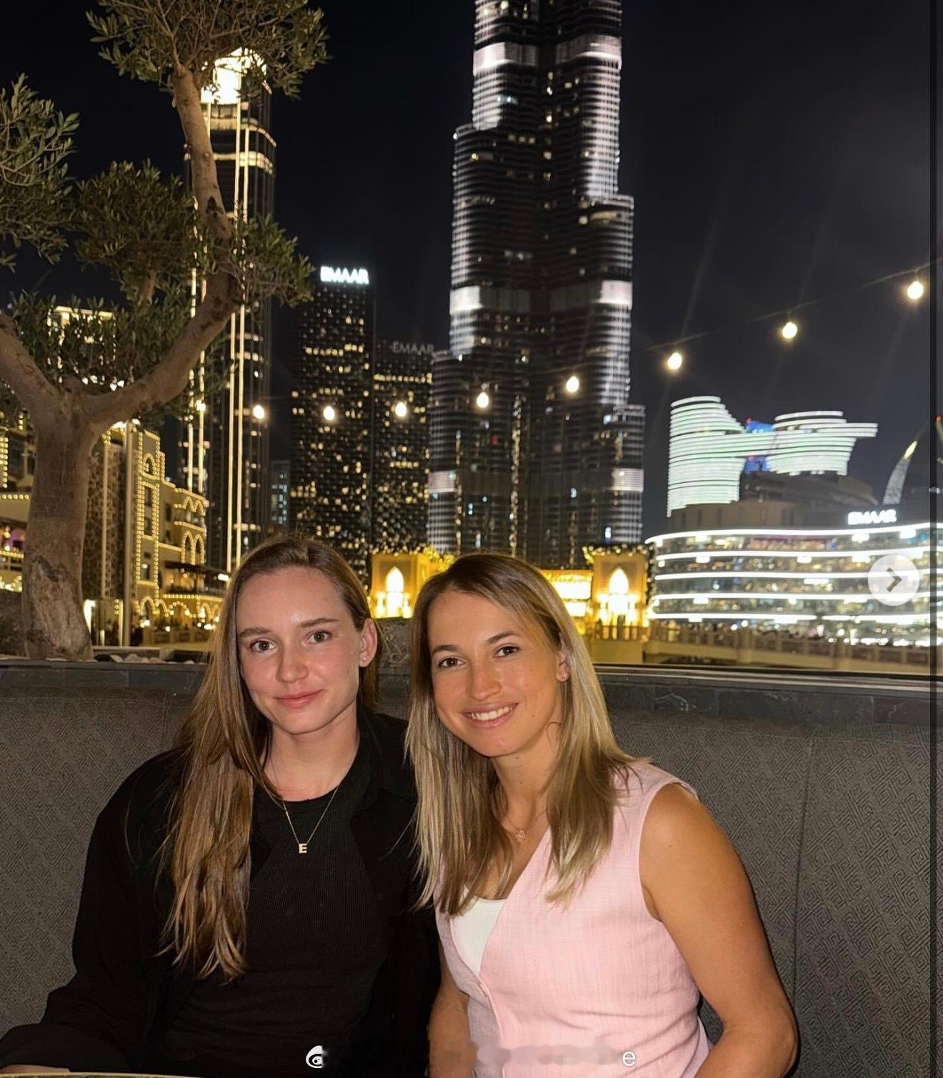 普丁塞娃和莱巴金娜相聚迪拜。 