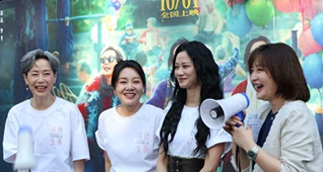 离婚22年，前夫邹伟没露过一次脸，却让55岁的闫妮活成了这样
