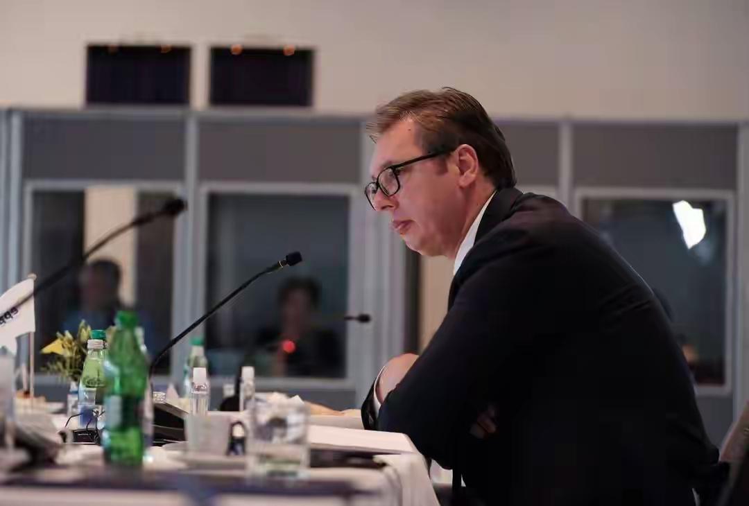 现在的塞尔维亚总统武契奇遇到了一个难题了。三个邻居正在暗中联合准备凑机会进攻塞尔