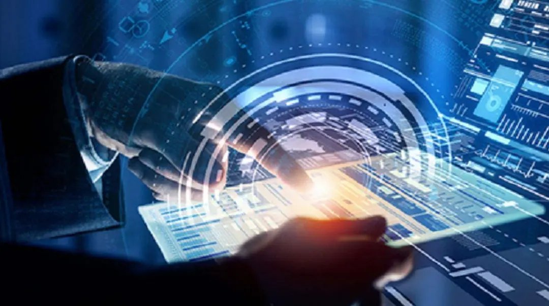 从前，时间在度量中流逝；如今，它凝结成一道光，照亮眼前的真实。我们与世界的距离，