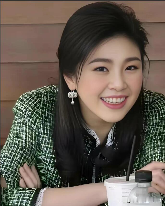 这位美女长得好漂亮，不仅是老天爷赏饭吃的身材，她那骨子里透出的气质之美是无与伦比
