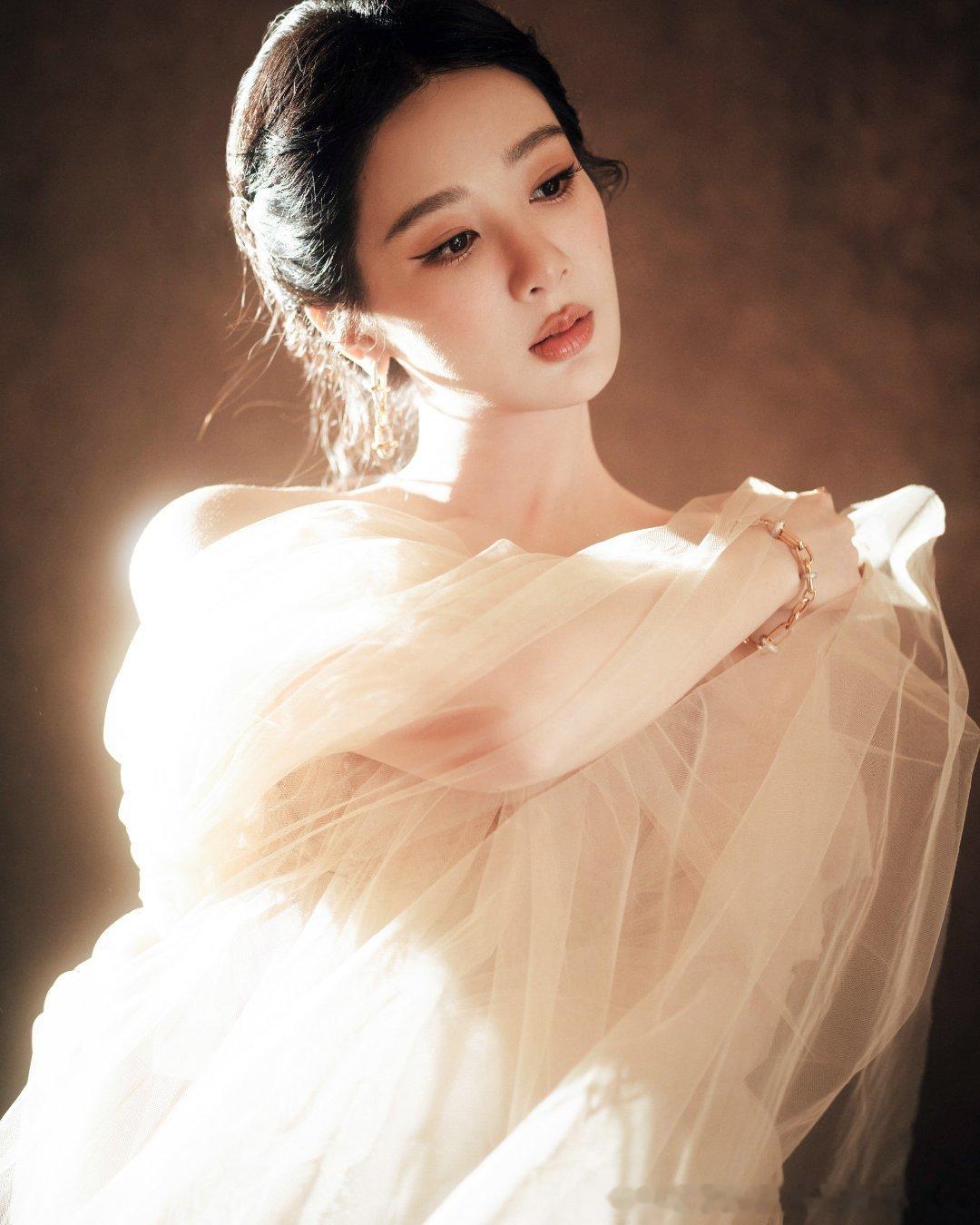 杨紫杨紫工作室发了五张图有两张是黑屏我的天哪，美成啥了！神女的光辉！ 