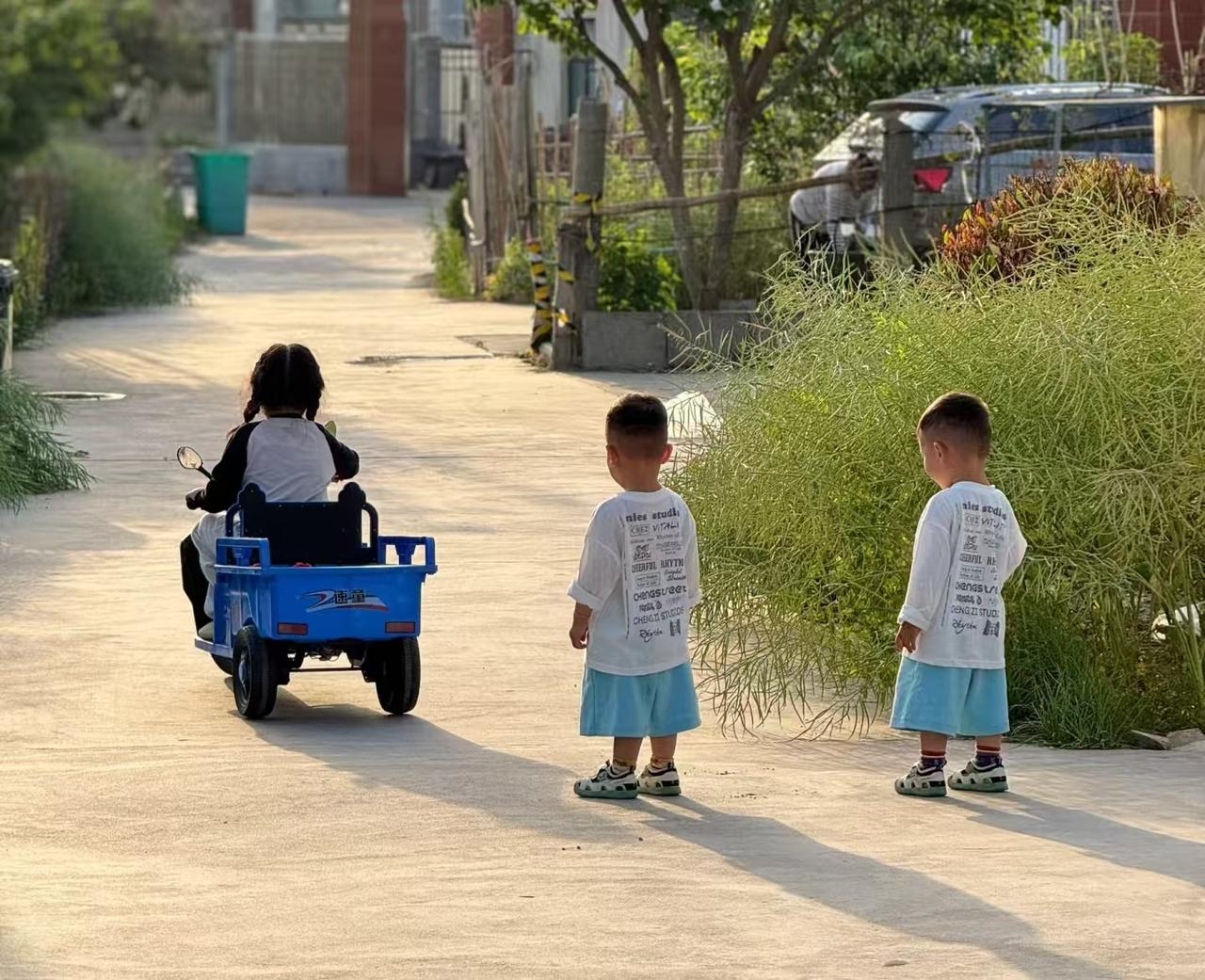 我发现一个怪现象，现在农村生二胎的家庭很多，这些家庭收入也不高，做父母的自己都没