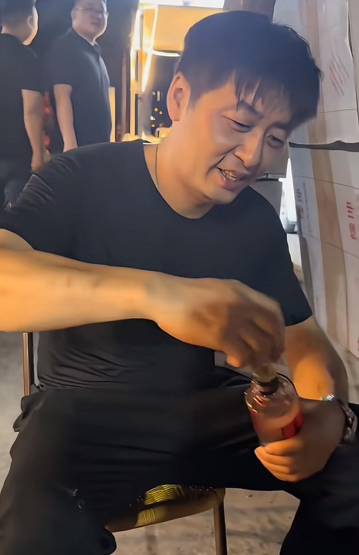 如果不是刻意的模仿，这个民间张雪峰不可能和本尊如此的相似，在我看来，这是一场非常