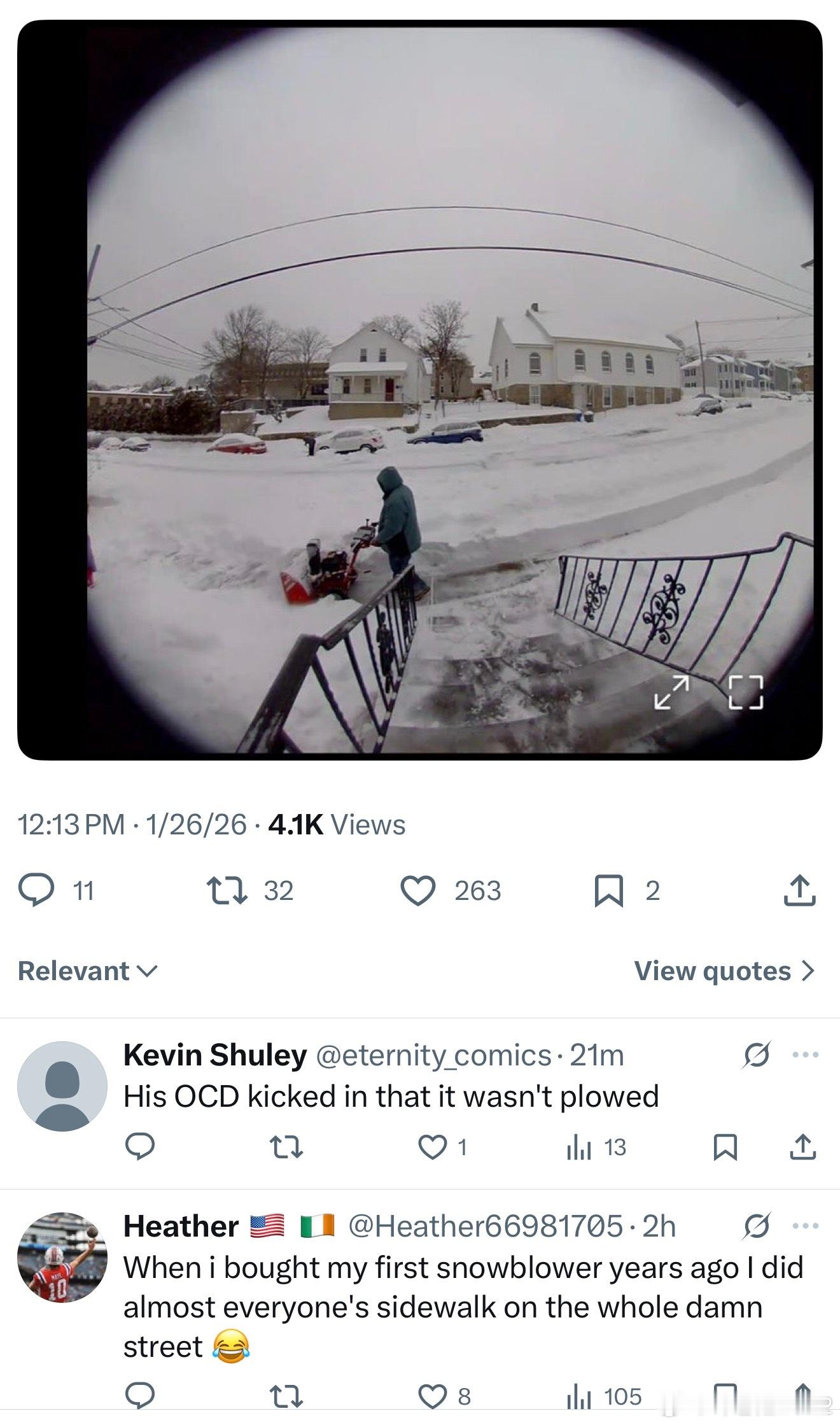 我们州一位居民刚刚发在X上的：“我不知道这个人是谁，但他突然出现，开着他的扫雪机