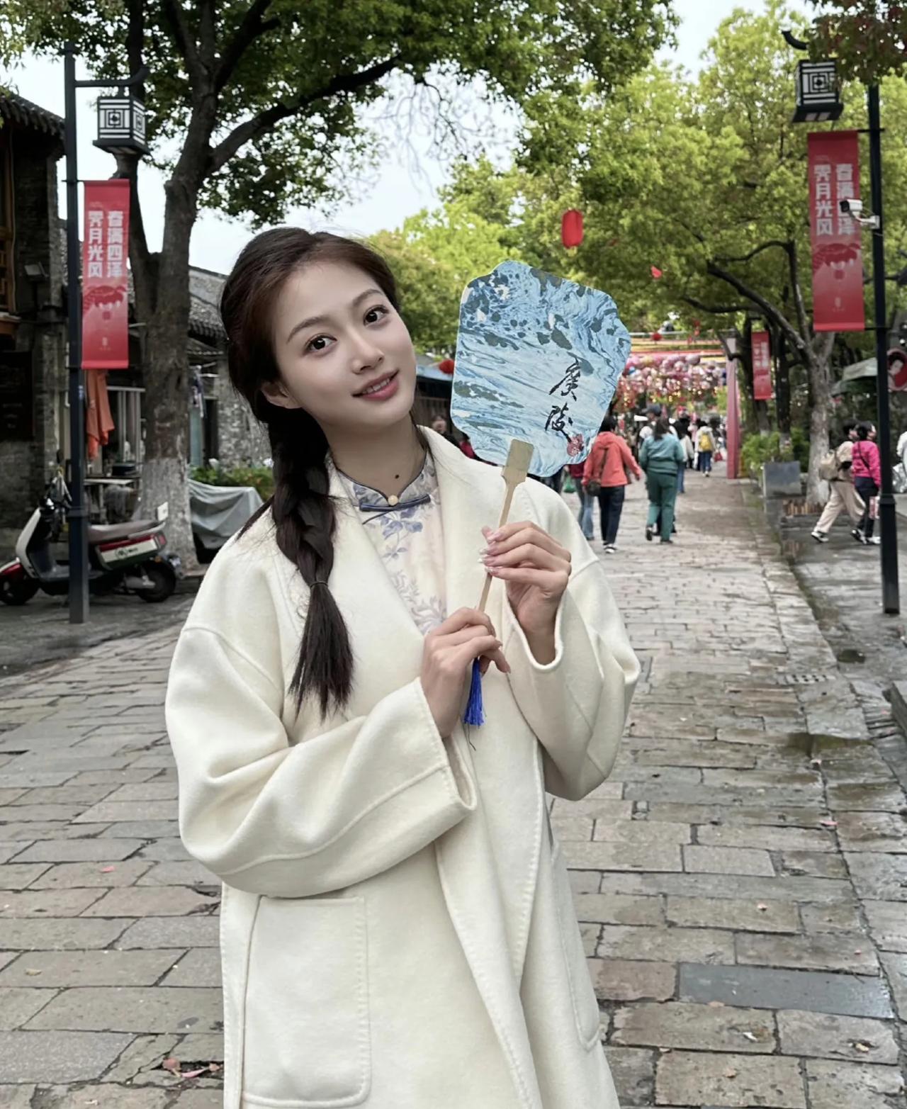 被网友称为“最美领诵员”的冯琳，近日在社交平台上分享视频，宣布正式加入东方卫视。