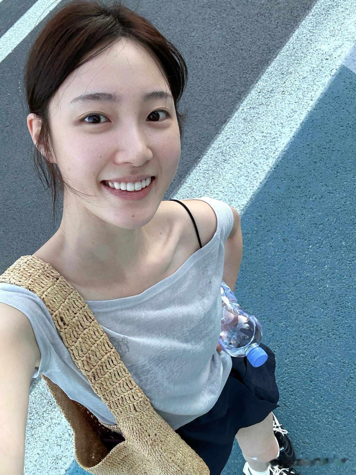 夏日运动少女，清爽穿搭，活力满满！🌞💦👟
