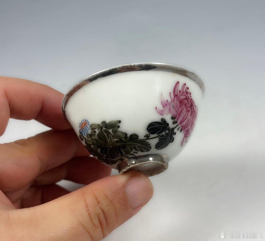 古瓷鉴定 民国时期有种特殊的釉料，有人叫油彩，其实就是清时期的洋彩料，当时是名贵