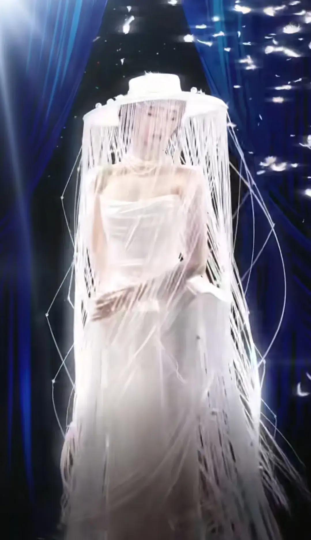 艺凡这次的流苏帽造型堪称一绝，说她美若天仙丝毫不夸张。
简约的搭配并未使整体造型