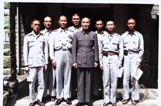 1949年，被解放军俘虏的6名国民党空军夺机叛逃，并掳走3名解放军，当他们驾机抵