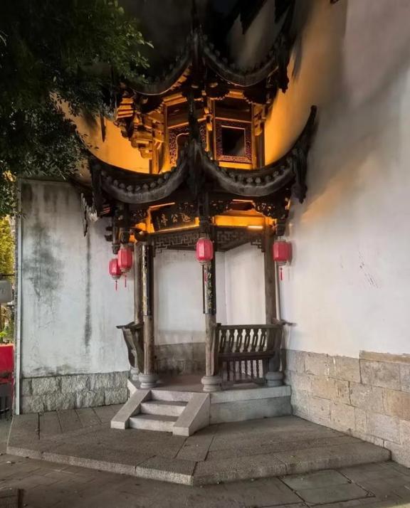 当初嬴政平定嫪毐之乱，就有4000多家人流放房陵，吕不韦被逼死以后，他的门客有上
