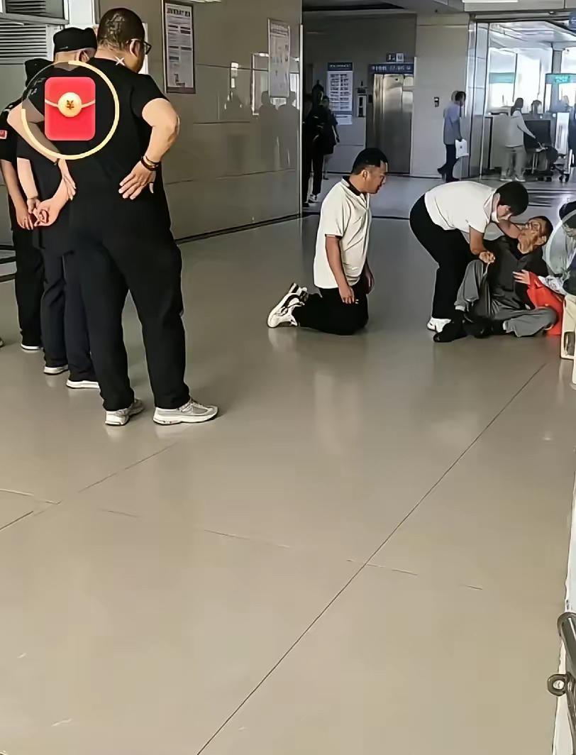 养儿防老，防得了吗？医院。父子俩从农村来，老爹患了胃癌中期，医生说可以手术，需要