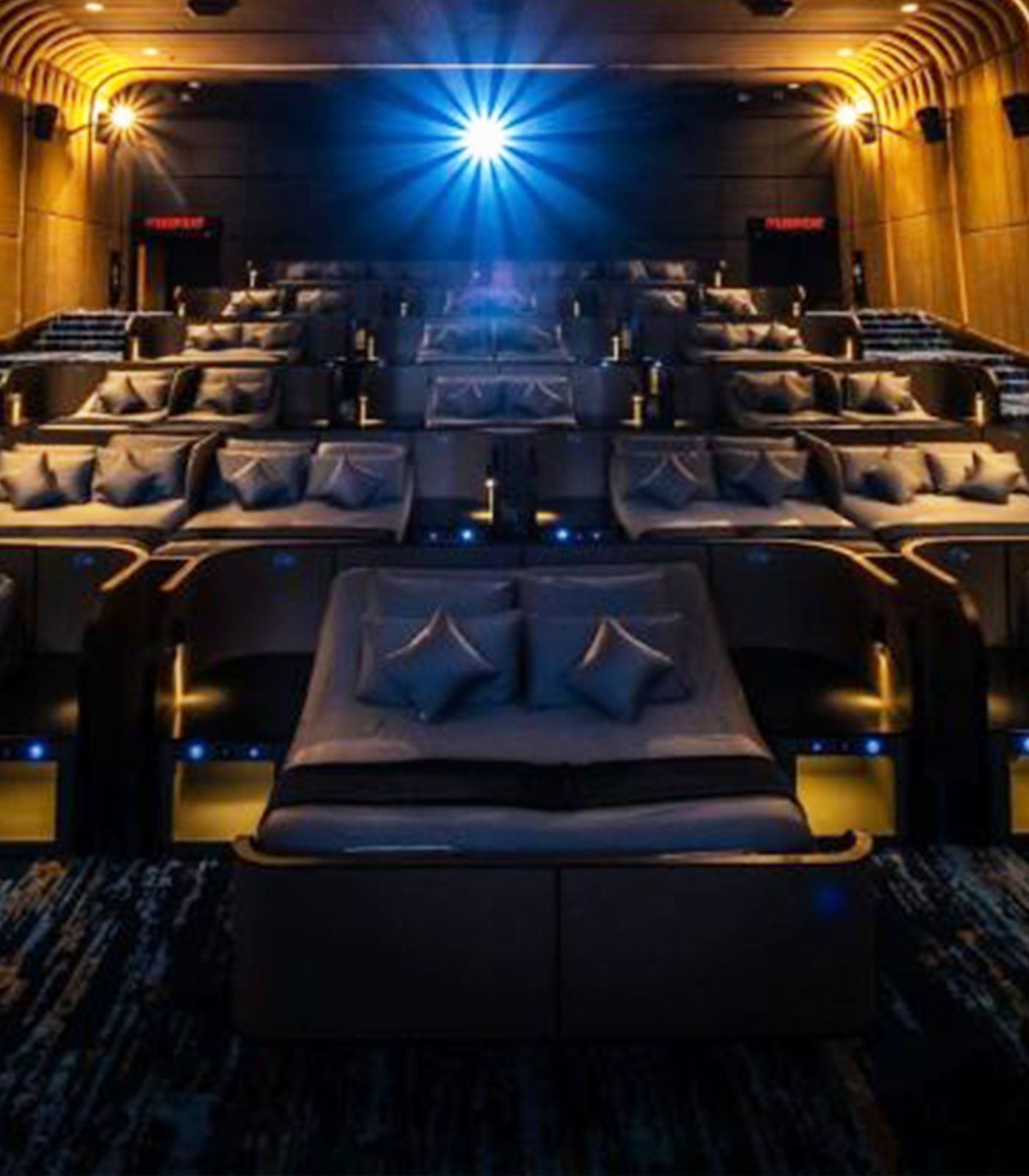 泰国一家电影院因用床代替普通座位而在网上走红，36美元的票价还包含无限量供应的食