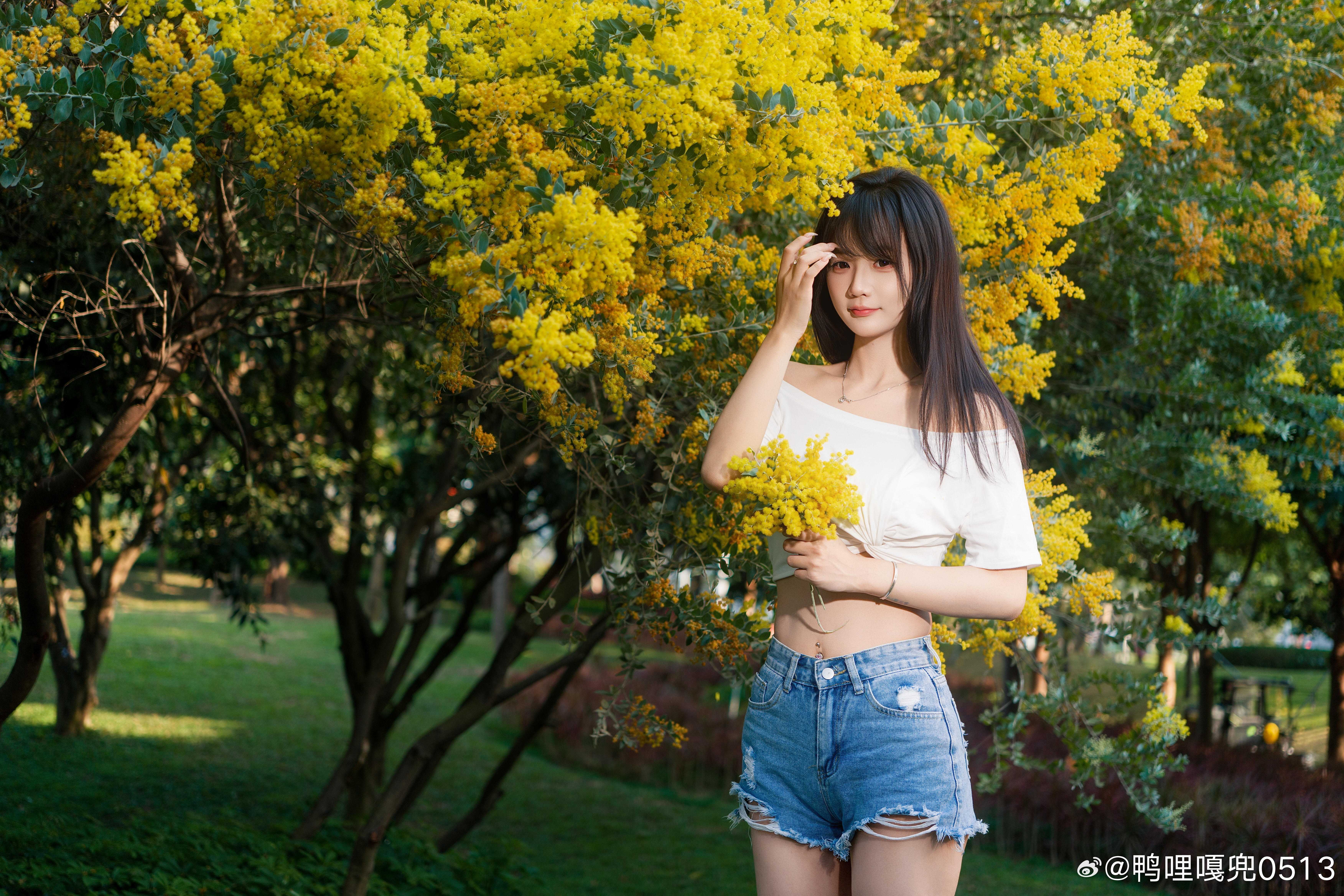 穿搭时尚穿搭今天穿什么ootd 白色短袖搭配超短牛仔热裤 