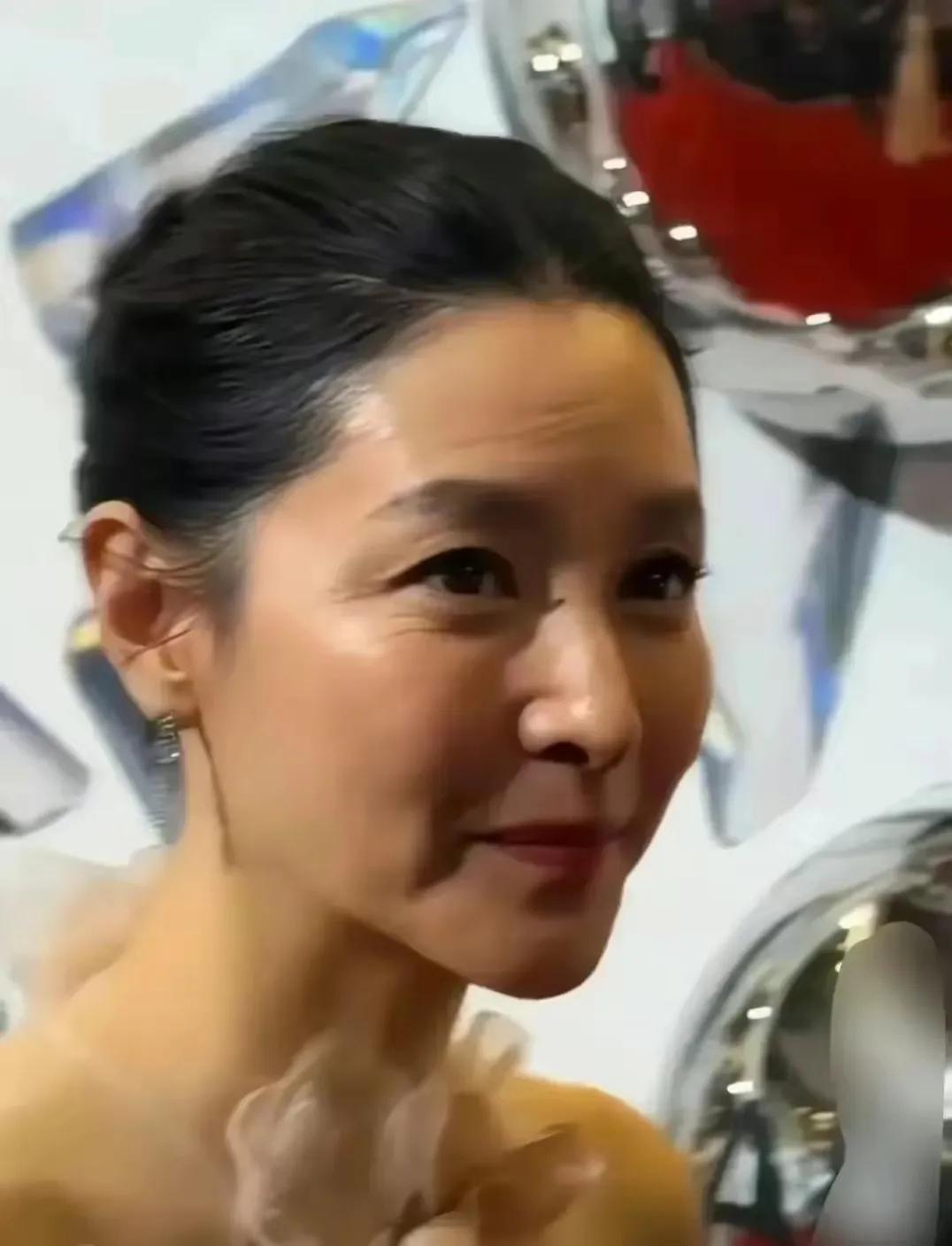 据说图1才是53岁李英爱的真相，你们觉得呢？图1到底是P出来的皱纹，还是她真人就
