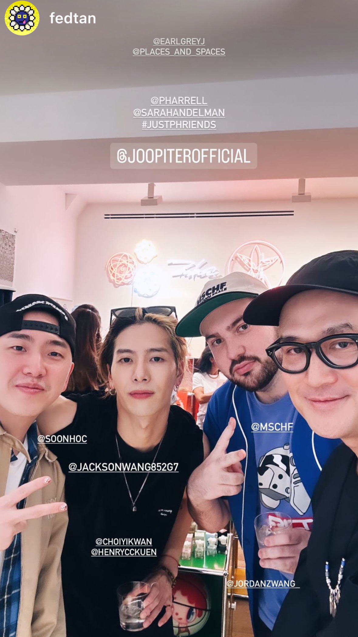 #王嘉尔巴黎好友合影# 如果有谁错过了这个画面，那我真的会很心碎的，特别是看到王