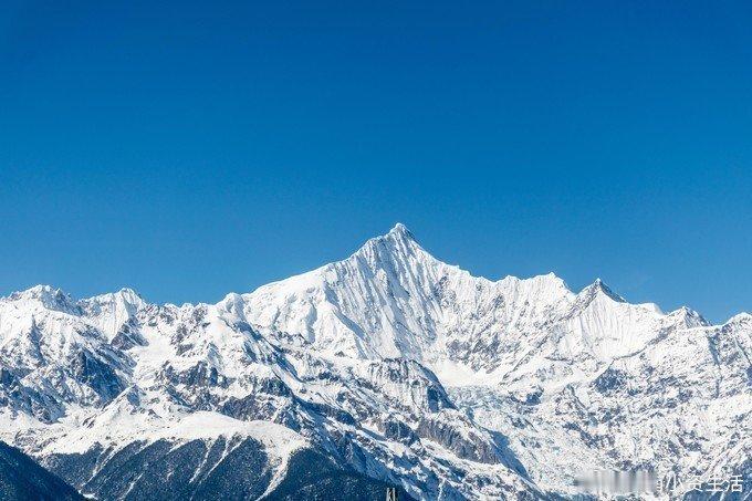 梅里雪山，又名卡瓦格博，位于西藏与云南交界处，耸立于澜沧江与怒江 之间，是一座南