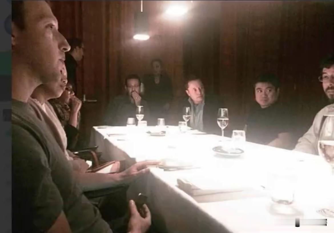 外媒曝光美国著名商人参加爱泼斯坦晚宴！

据外媒消息，根据已公布爱泼斯坦的档案中