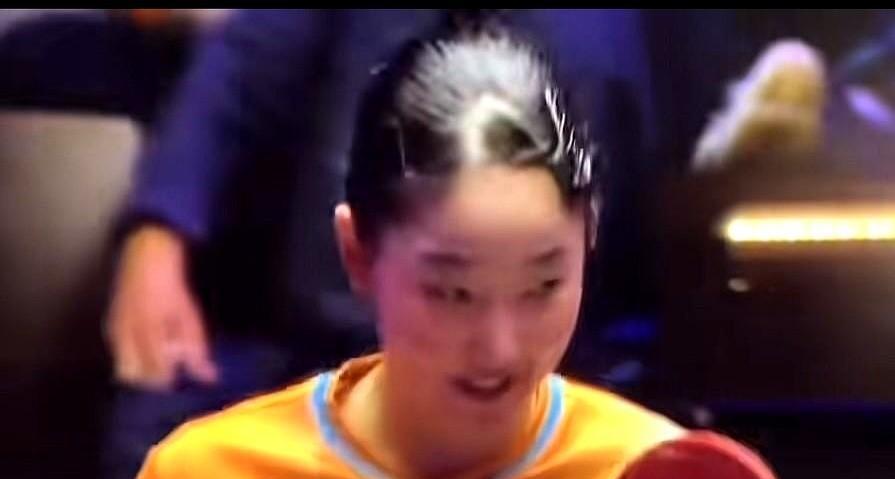 王艺迪4:1赢了日本15岁小将，全场嘘声里，她没回一句嘴。
球拍一抖，落点像长了