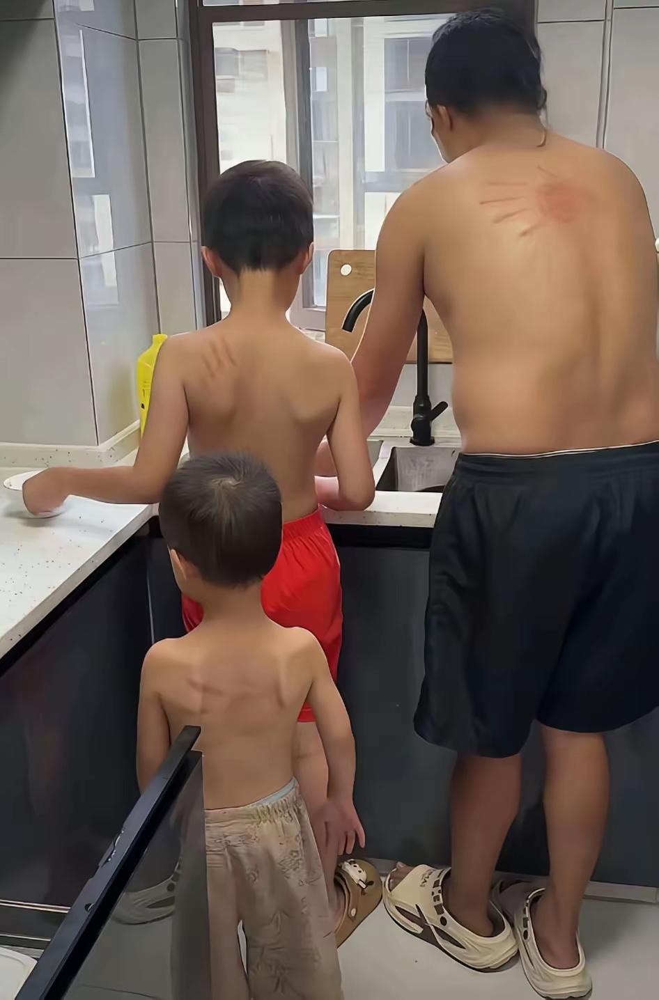 一看就是三个同姓的又被一个外姓的欺负了😂