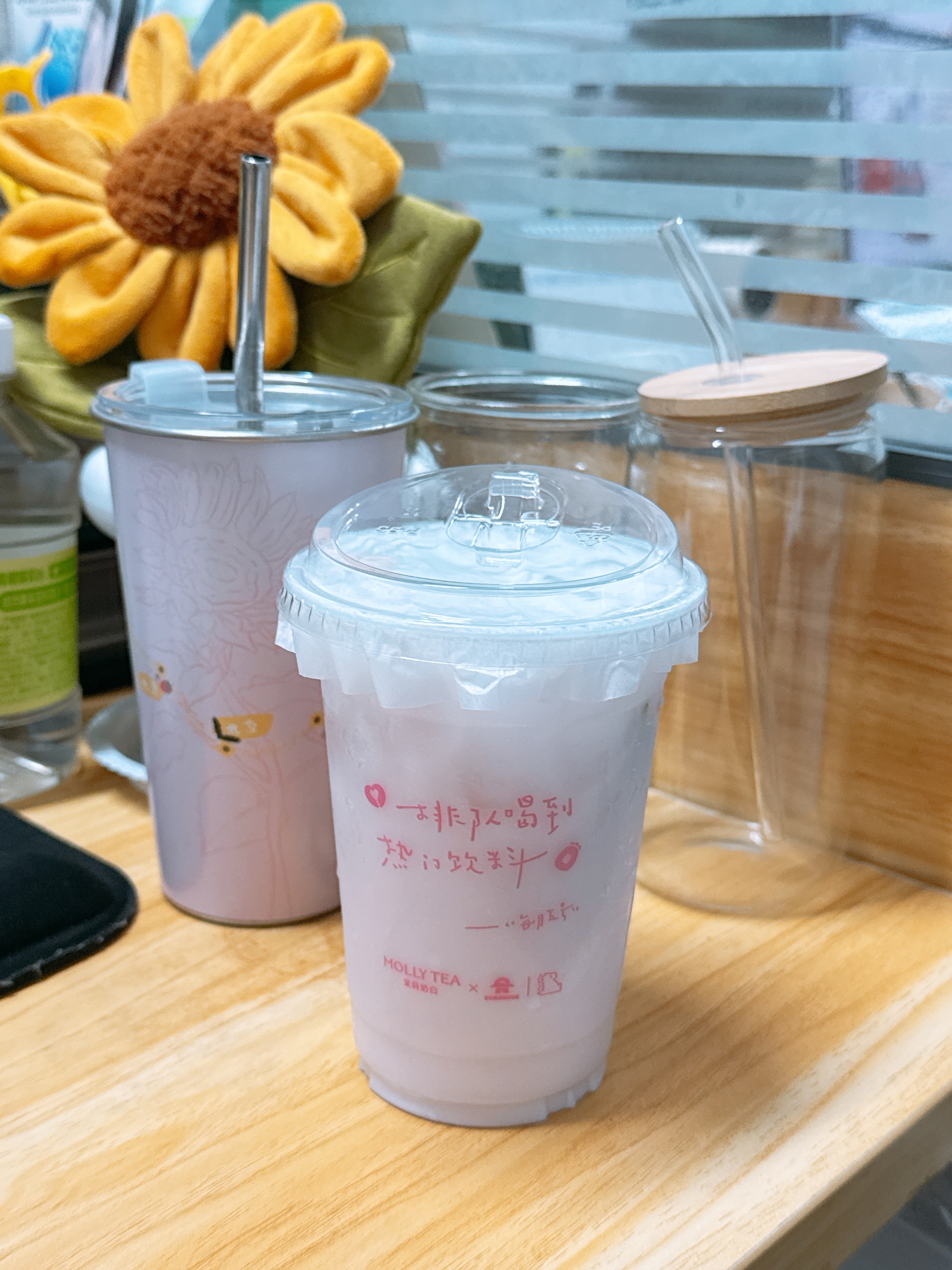 茉莉奶白的冰淇淋苹果茉莉椰，超级粉，连吸管都是全粉的，味道70分吧🥤 