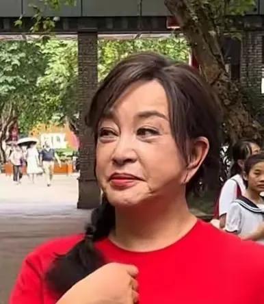 70多岁的刘晓庆被爆出轨。刘晓庆被爆有四任丈夫，六段没结婚的感情。还有多少没爆出