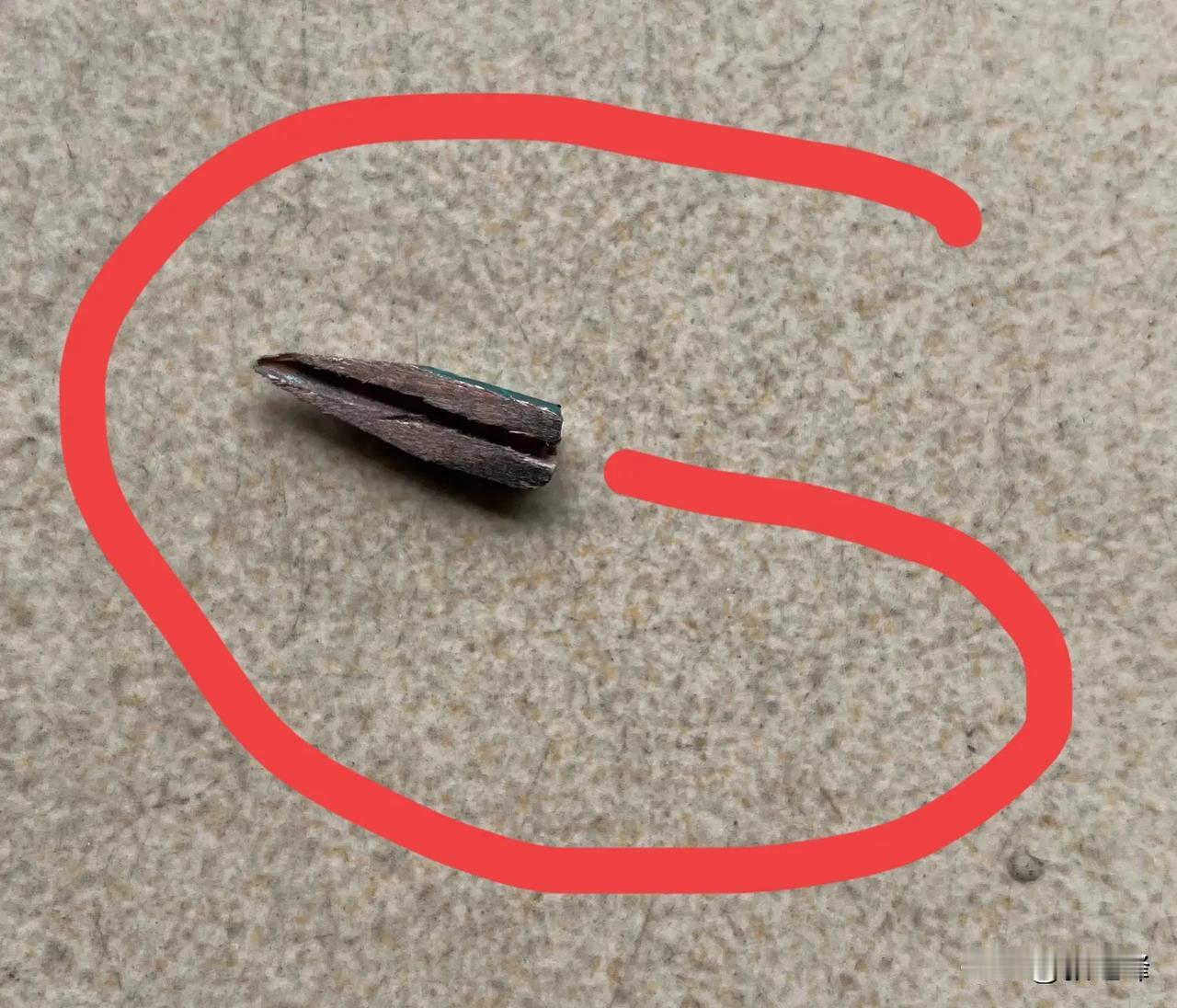 中老年人儿时的记忆：小时候的你玩过这个吗，一个小小的铅笔头做成了一个简单迷你小船