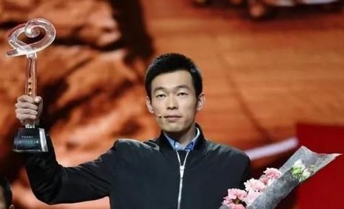 2011年，一名耶鲁大学的海归，放弃百万年薪跑去当村官，每个月工资只有1450元