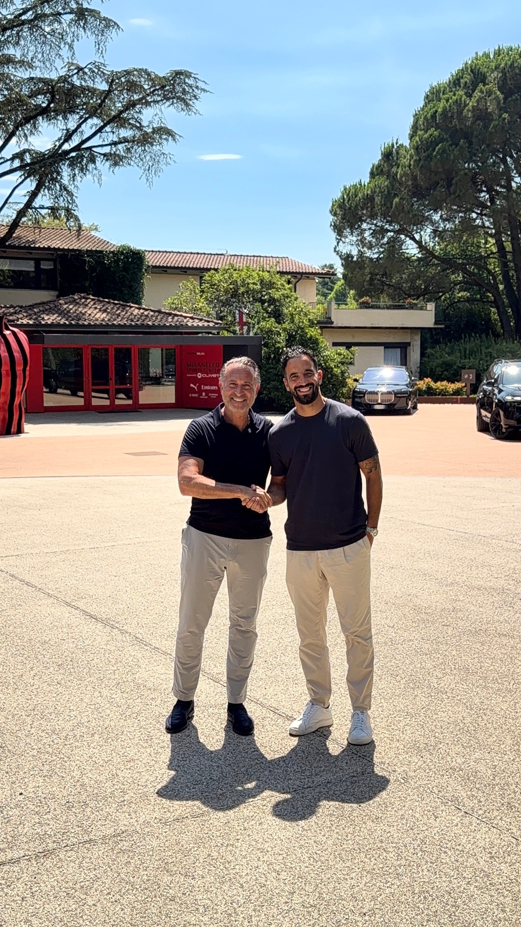 AC米兰 卡迪纳莱在米兰内洛迎接阿莫林，两人第一次握手。sempremilan