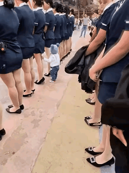 羡慕了吧，
其实他是老板的儿子。