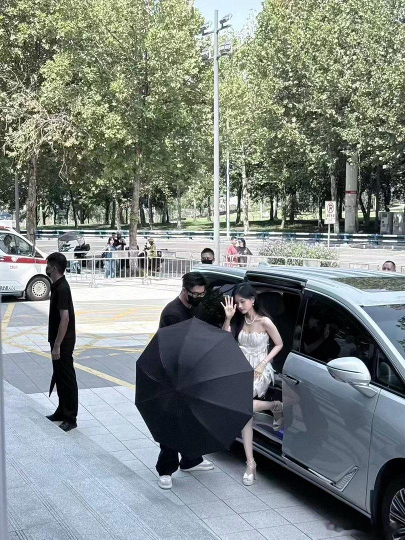 李一桐原相机状态李一桐原相机生图很多明星只适合精修大片，李一桐却在原相机生图里大