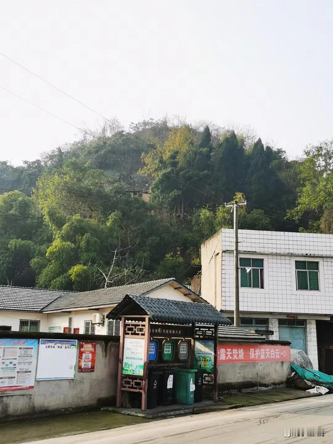 寻桥牛佛双龙桥河时，从当地人口中得知，板牛路五里店山上还有座庙宇，遂决定前往探访