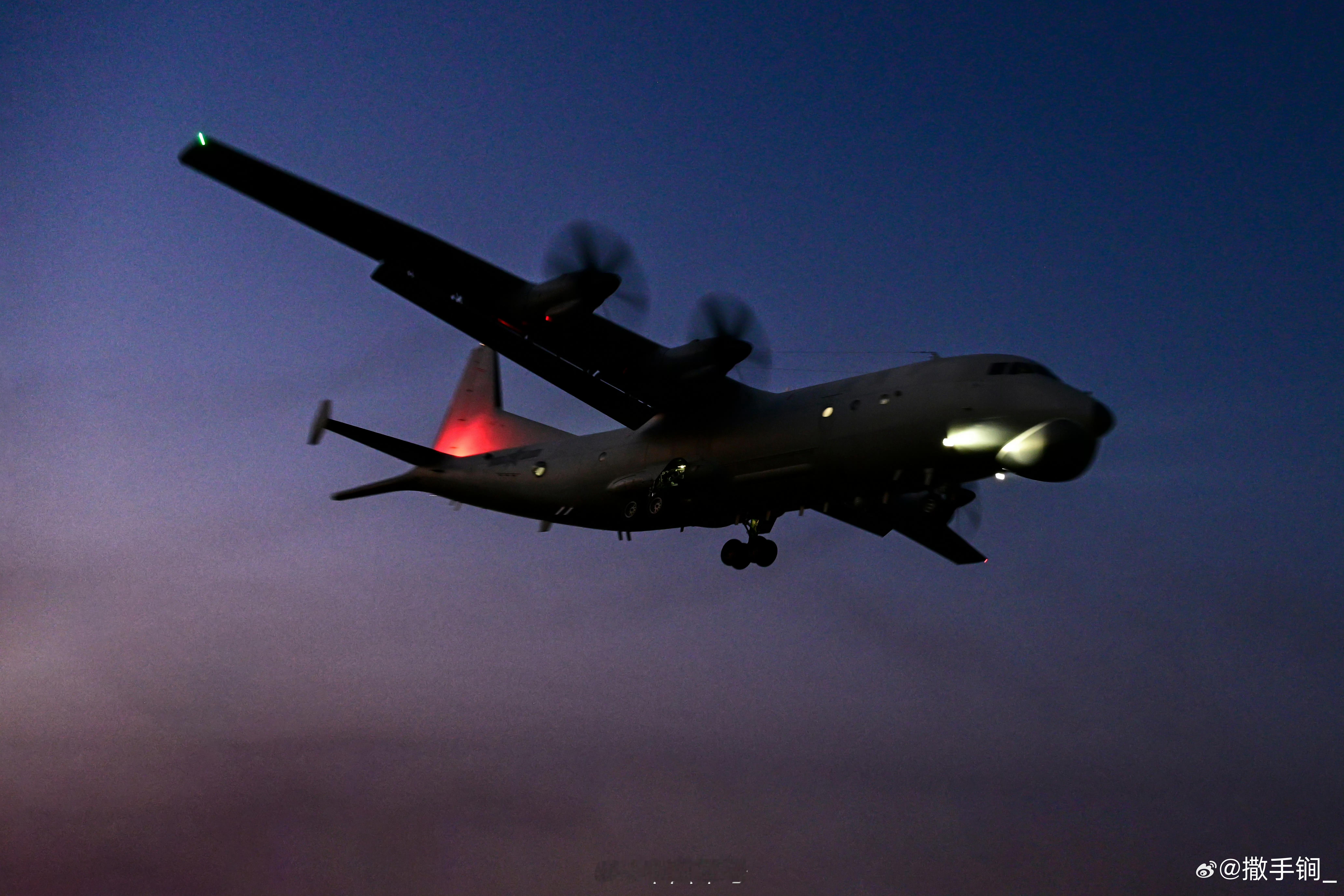 东航反潜机，凌晨还是黄昏？起飞还是降落？ 