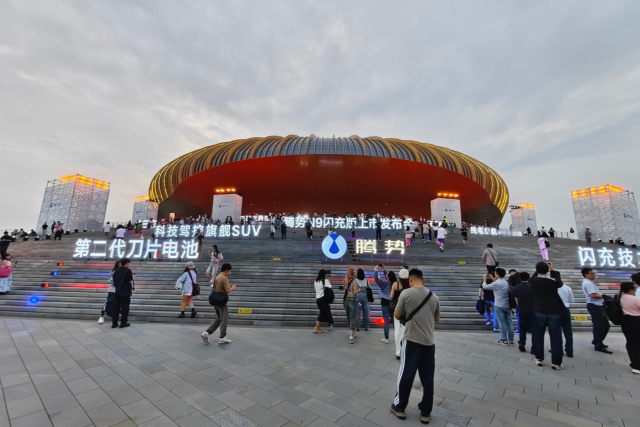 5月18日，腾势N9闪充版发布会即将开启，一起期待。