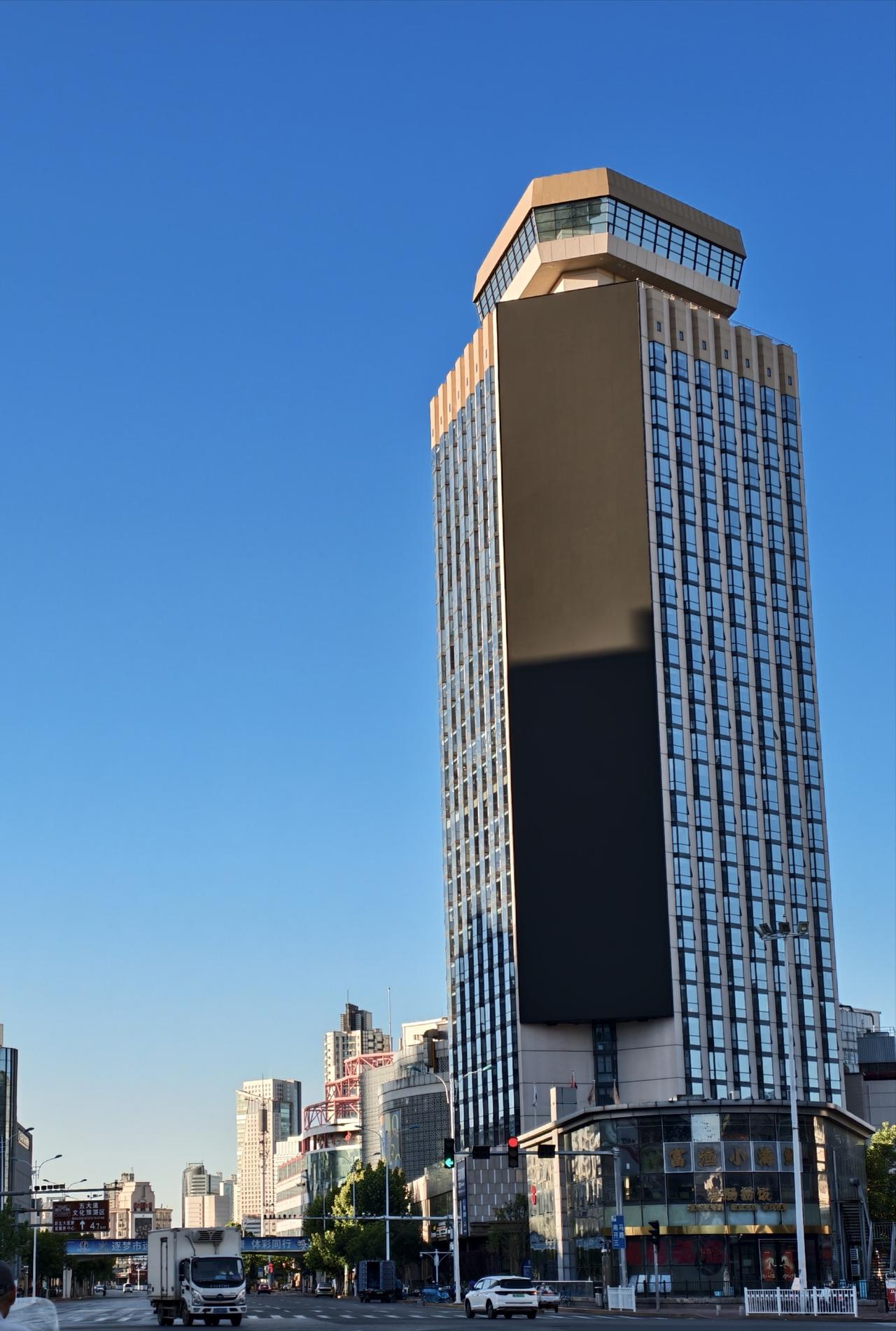 今晨，天气晴朗、光照非常好，南开区三马路上的金禧大酒店（现更名为紫园祥大厦），首