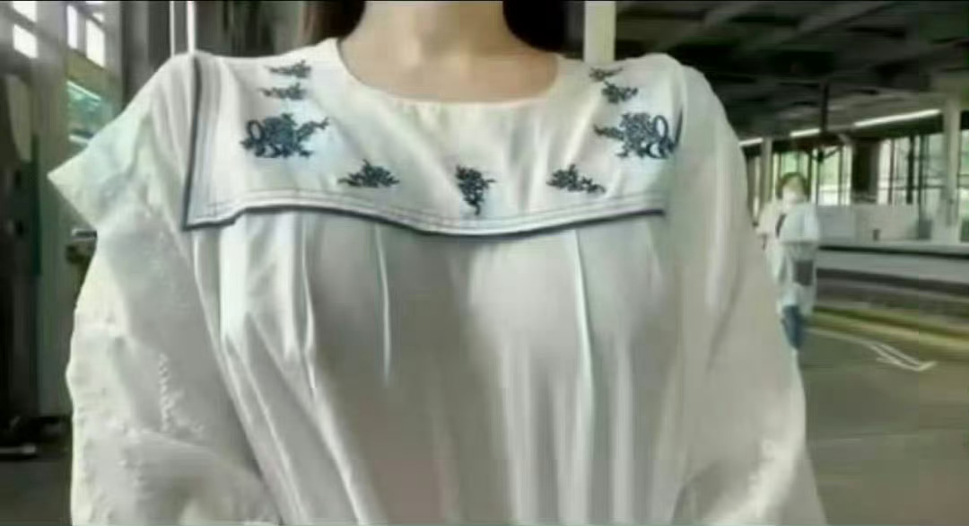 男女之间的20条潜规则1. 搂女人的腰，她不反抗，说明她对你有好感。2. 床上不
