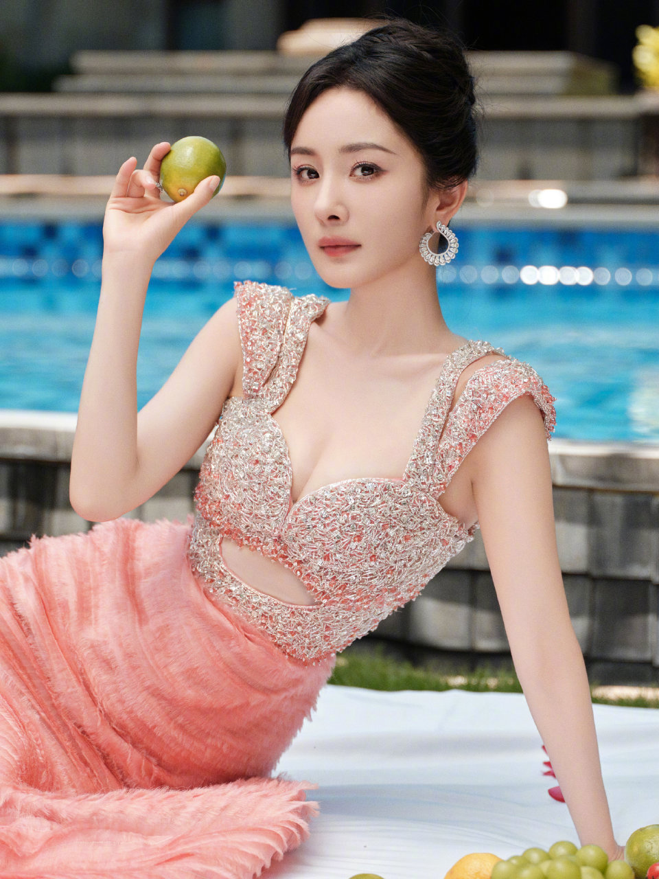 杨幂 百果园活动一周年杨幂 彩上眉梢，果香缭绕🍑 ​​​
