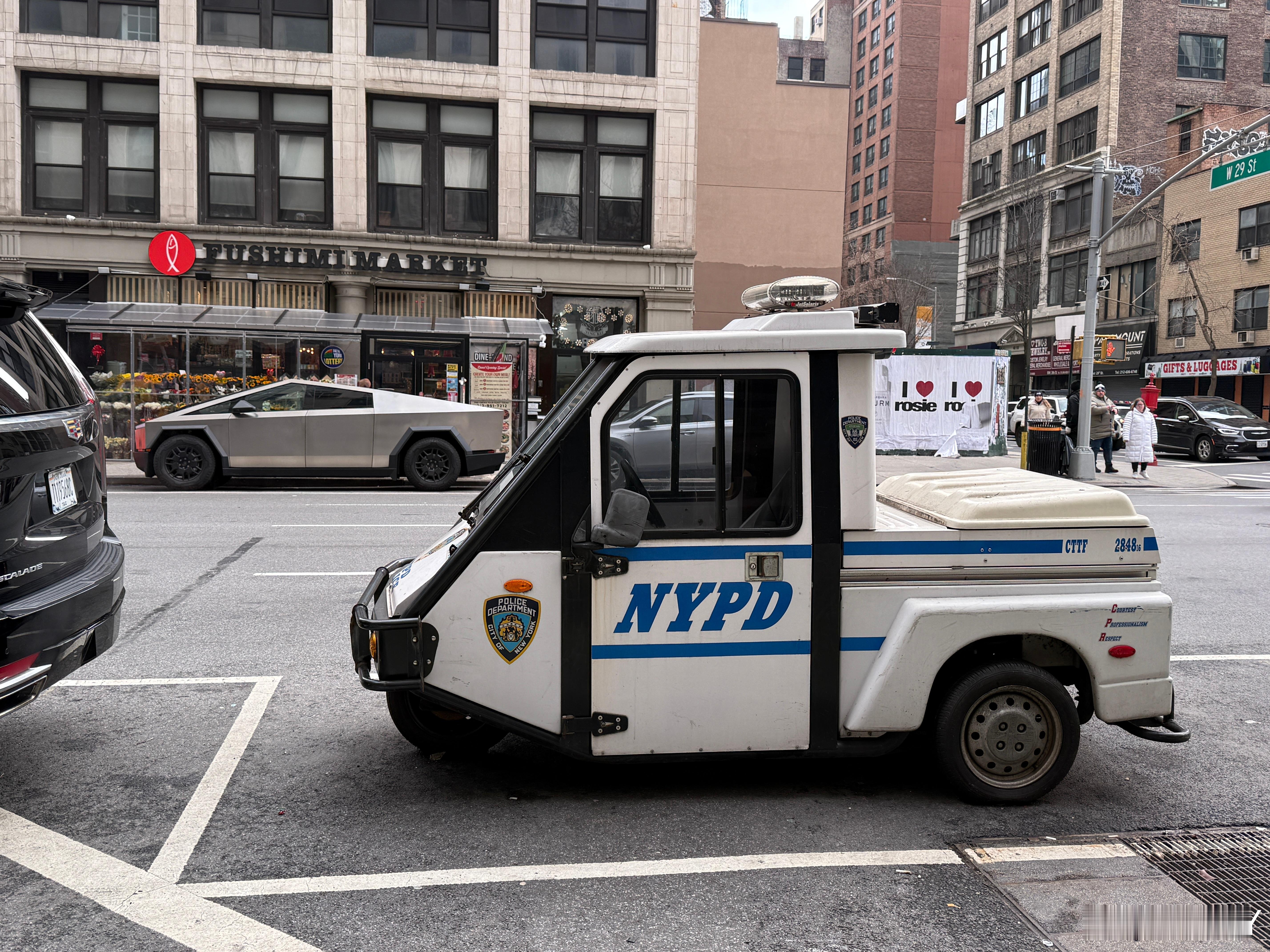 NYPD 也不只是有大车，居然还有 smart。这个警用三蹦子比对面的 Cybe