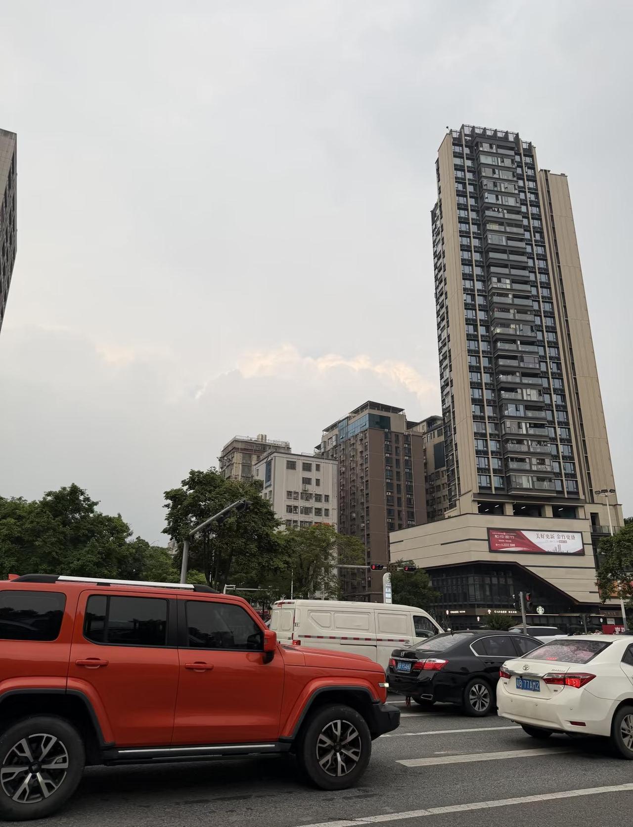 深圳今天闷得不行，还好雨已经下来了，估计一
深圳今天闷得不行，还好雨已经下来了，