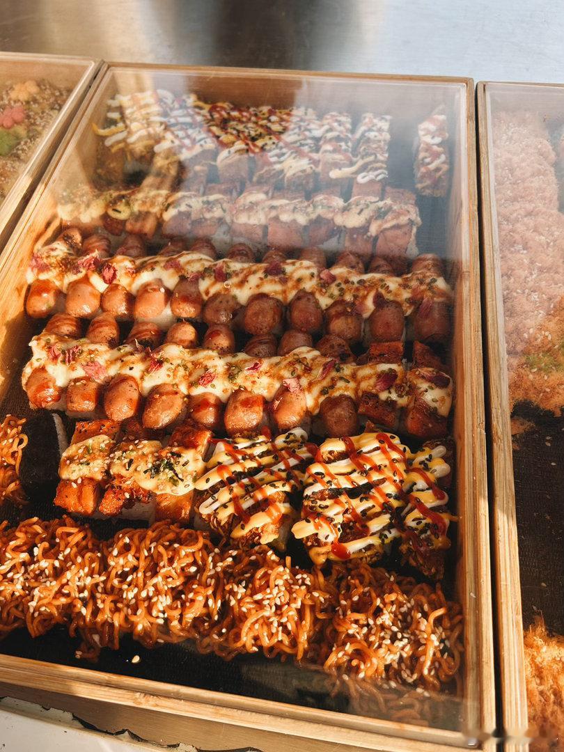 这天下午在夜市吃了馄饨，偶遇寿司老板刚出摊，我们刚好是第一位客人。因为经常买，很