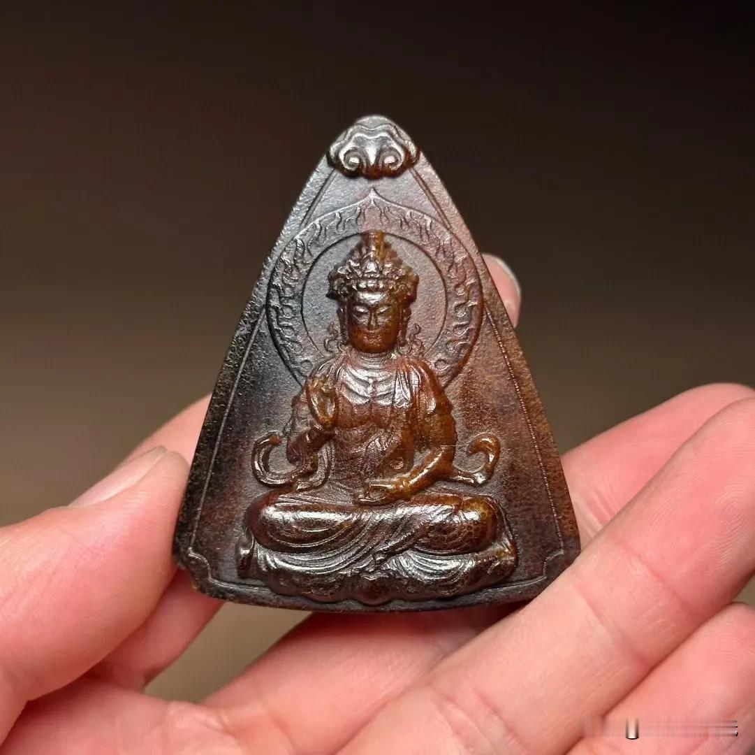 私人收藏的一款老犀角雕观音小牌子，牌型虽小，雕刻不俗，采用立体浮雕工艺，观音法相