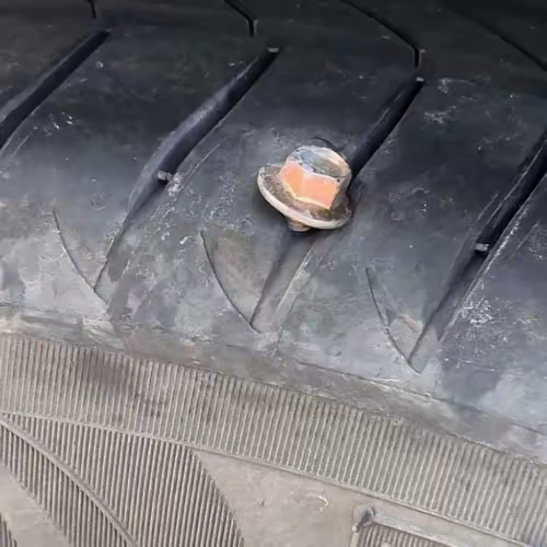 不知道你们发现没有，凡是汽车轮胎被扎，99%上边都是这种燕尾丝，如今的马路非常干