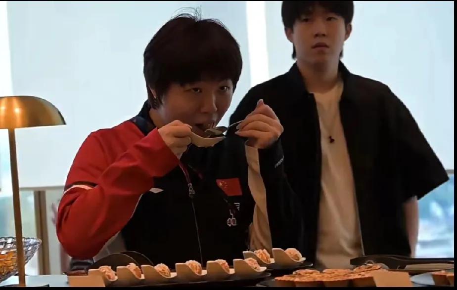 横滨冠军赛晚宴上，蒯曼这小吃货属性直接拉满💥 端着小餐盘眼睛亮晶晶，一口接一口