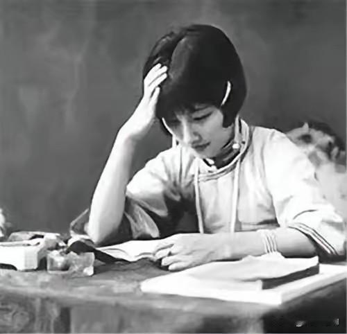 1929年，徐志摩逛完青楼之后回到家中，抱着妻子陆小曼坏笑道："她们一个个都非常