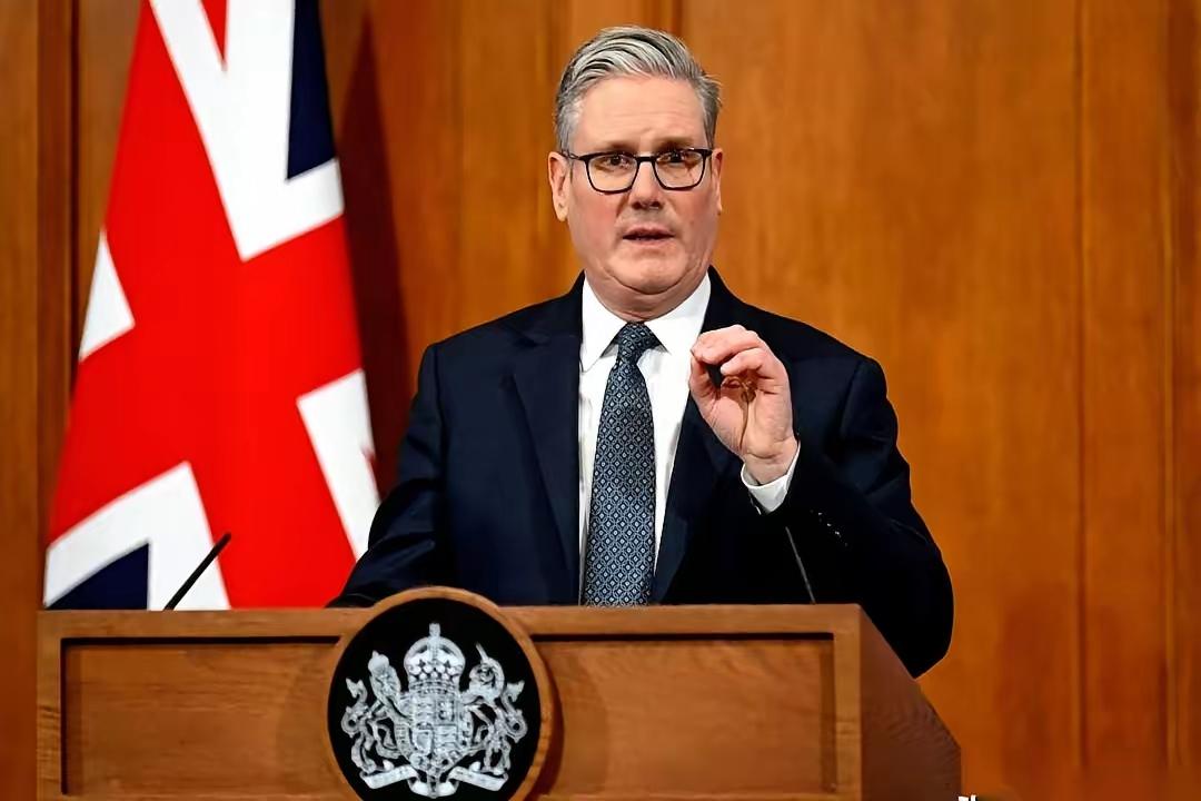 斯塔默猛地抬头，指尖攥紧话筒，脸色瞬间铁青，全场死寂被他一声沉喝打破：英国从不是