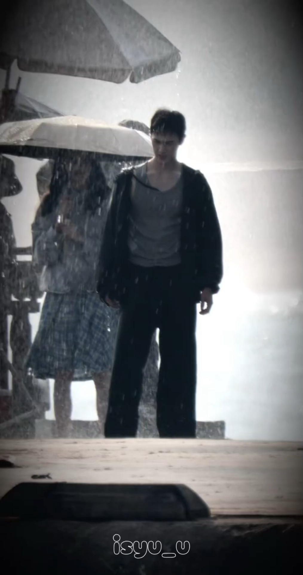 我家邢武宝宝咋了，淋成落魄小狗了🥹李昀锐耀眼淋雨路透李昀锐耀眼雨戏路透 ​​​
