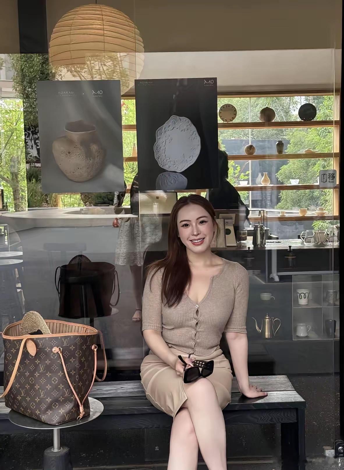 我敢打赌！她家里条件一定很好。 