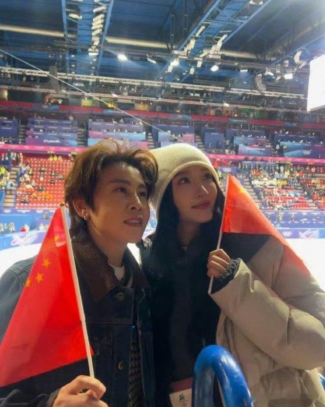 王濛和关晓彤合照 米兰冬奥赛场梦幻联动✨ 短道传奇王濛偶遇演员关晓彤，两人手持国